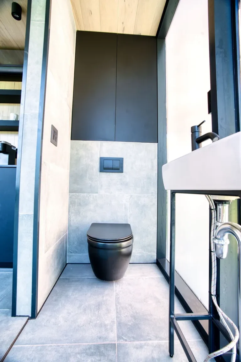 Home 13 Suite spa bathroom at Haus Windham