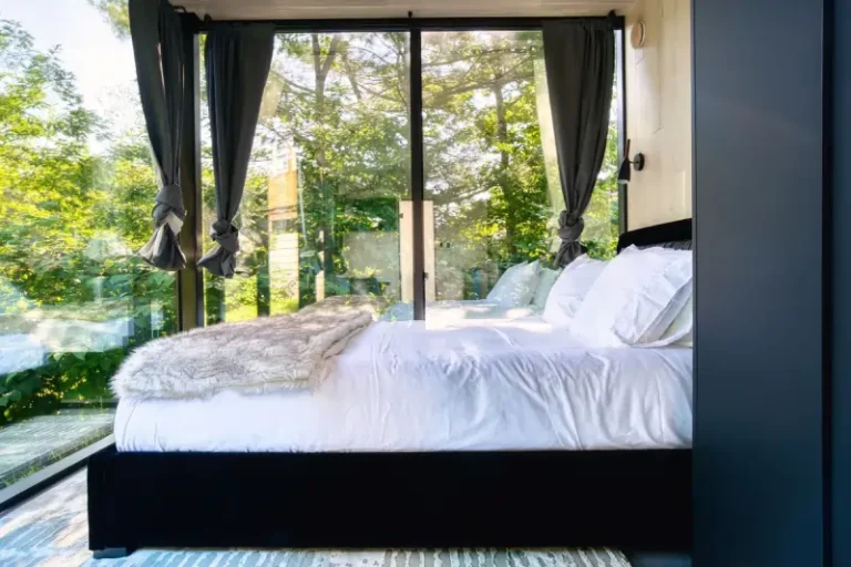 Home 16 King bed suite with natural light at Haus Windham