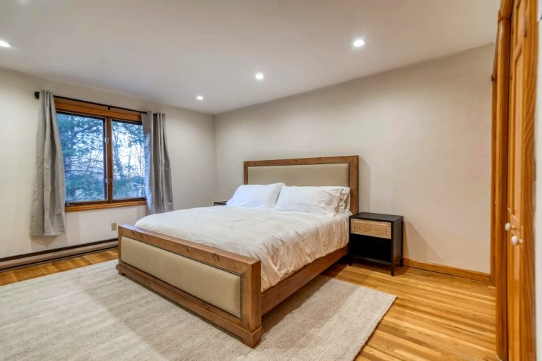 07_king_bedroom